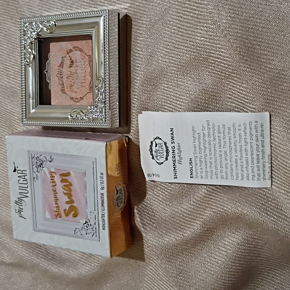 PRETTY VULGAR SHIMMERING SWAN HIGHLIGHTER in Sparkling Sass
